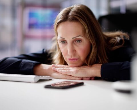 91064364 woman waiting phone call